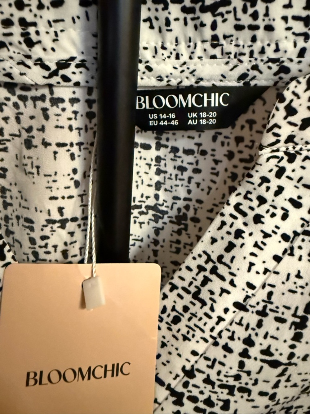 BloomChic Black and White Patterned V-Neck Top - Picture 3 of 6